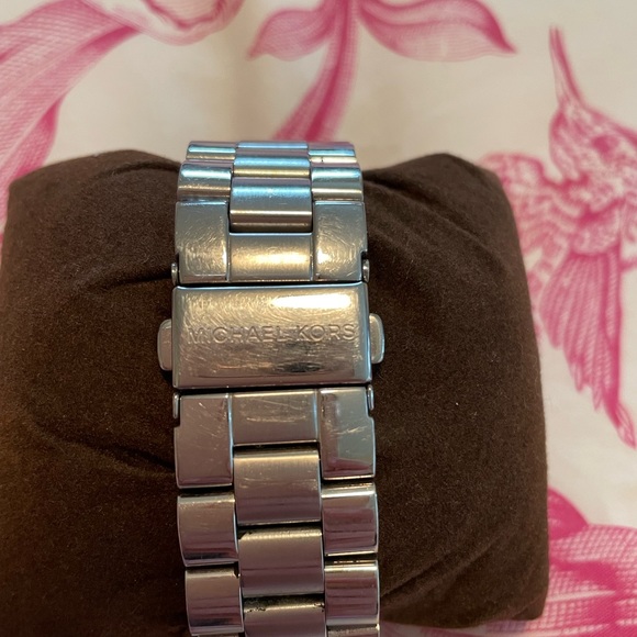 ❤️ Michael Kors Watch ❤️ with Working Battery! - Picture 3 of 8